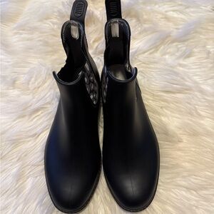 Amazon black women's rain boots